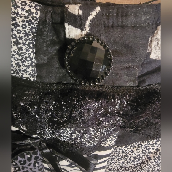 Black and white quilted patchwork shoulder bag with inner lining musical notes - Picture 4 of 12